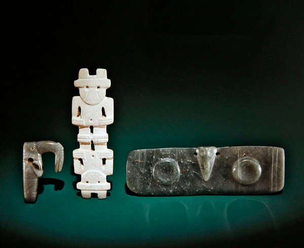 Faragott figurák, köztük egy csőrmadár, kétfejű figura és egy szárnyas medál, Guacimoból, Linea Vieja területéről (jáde) alkotó: Pre Columbian Pre Columbian