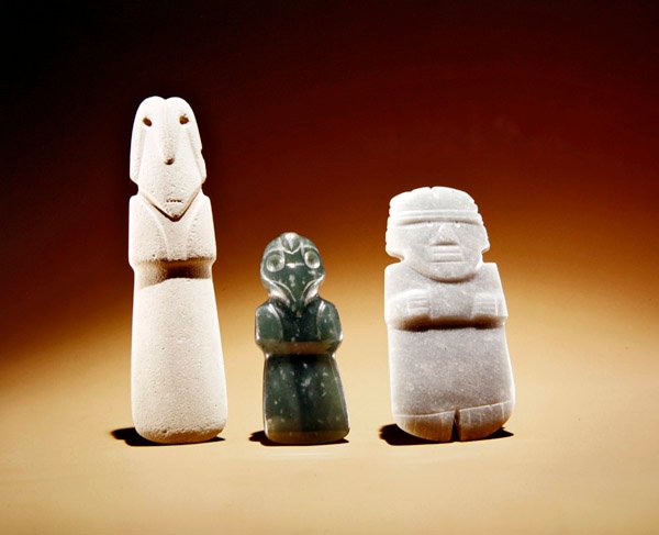 Faragott figurák központi madár alakú keltával, domború háttal, Guacimoból, Linea Vieja területéről (jáde) alkotó: Pre Columbian Pre Columbian