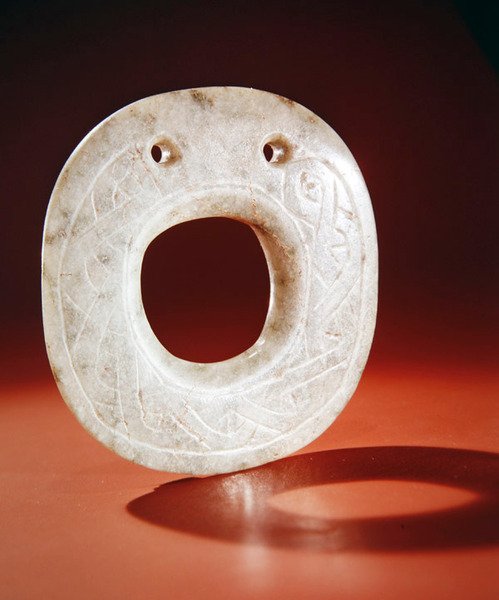 Korong alakú dísz, Guacimo, Linea Vieja területéről (áttetsző világos és sötétebb zöld jáde) alkotó: Pre Columbian Pre Columbian