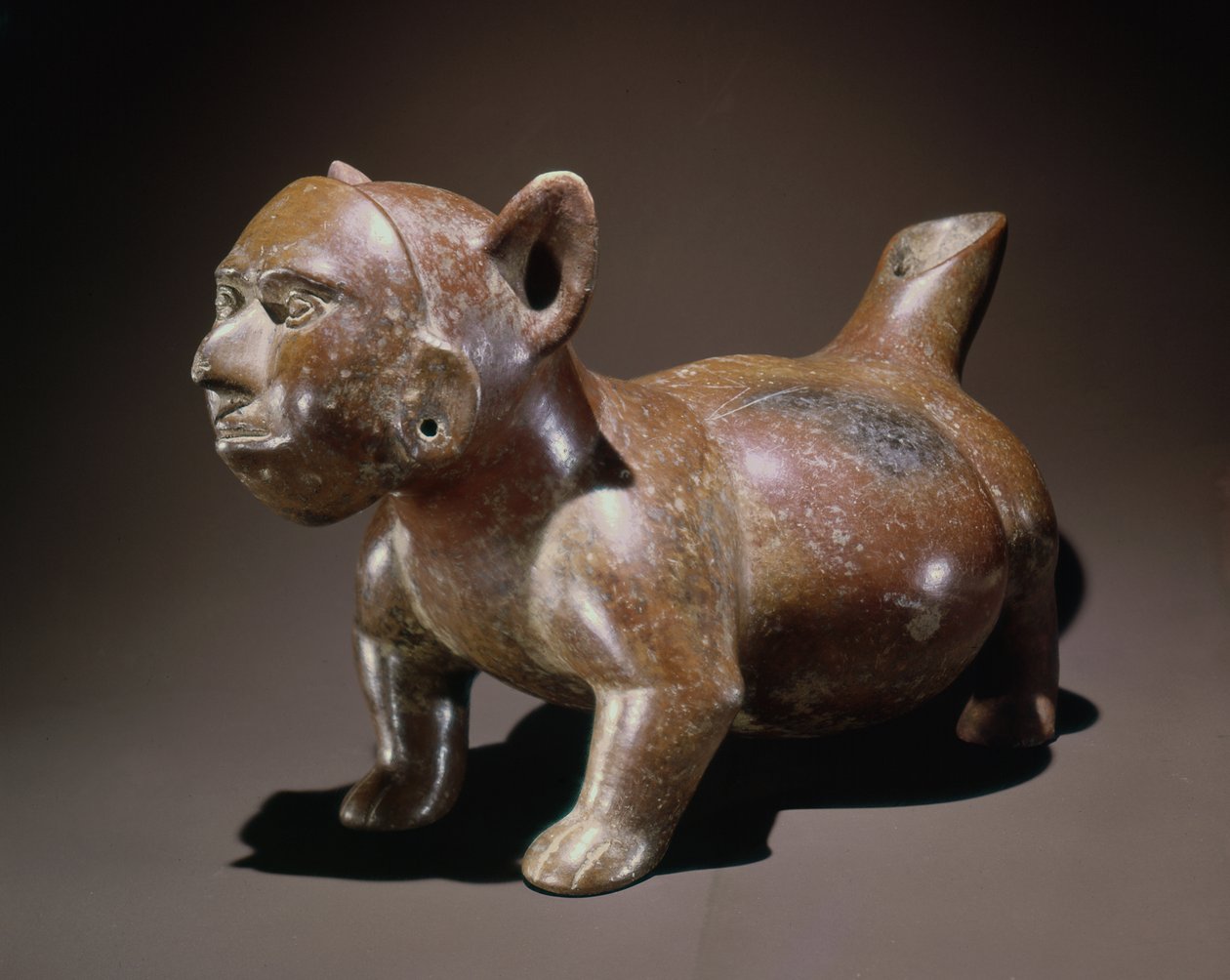 Emberi arcú maszkot viselő kutyát ábrázoló edény, Colima stílusú (kerámia) alkotó: Pre Columbian Pre Columbian