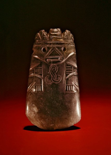 Állat és madarakkal díszített fejdísz, Guacimóból, Linea Vieja területéről (áttetsző tengerzöld jáde). alkotó: Pre Columbian Pre Columbian
