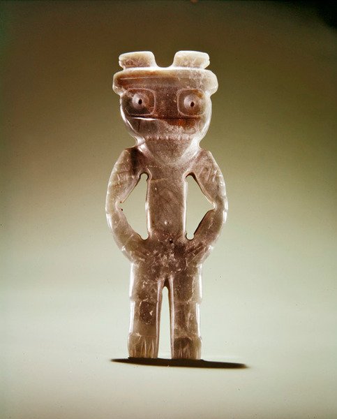 Figura medál, Guacimo, Linea Vieja területéről (áttetsző, finoman erezett tengerzöld jáde) alkotó: Pre Columbian Pre Columbian