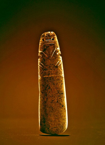Bekarcolt fejszeisten, Guacimoból, Linea Vieja területéről (átlátszatlan, tarka zöld jáde) alkotó: Pre Columbian Pre Columbian