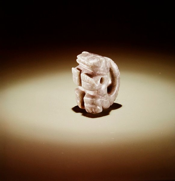 Jaguár göndör farokkal, Guacimo-ból, Linea Vieja területéről (áttetsző tengerzöld jáde) alkotó: Pre Columbian Pre Columbian