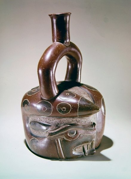 Festett és bekarcolt, pumafejű kígyókkal díszített tégely, Sausalból, Chicama Valley, Peru (kerámia) alkotó: Pre Columbian Pre Columbian