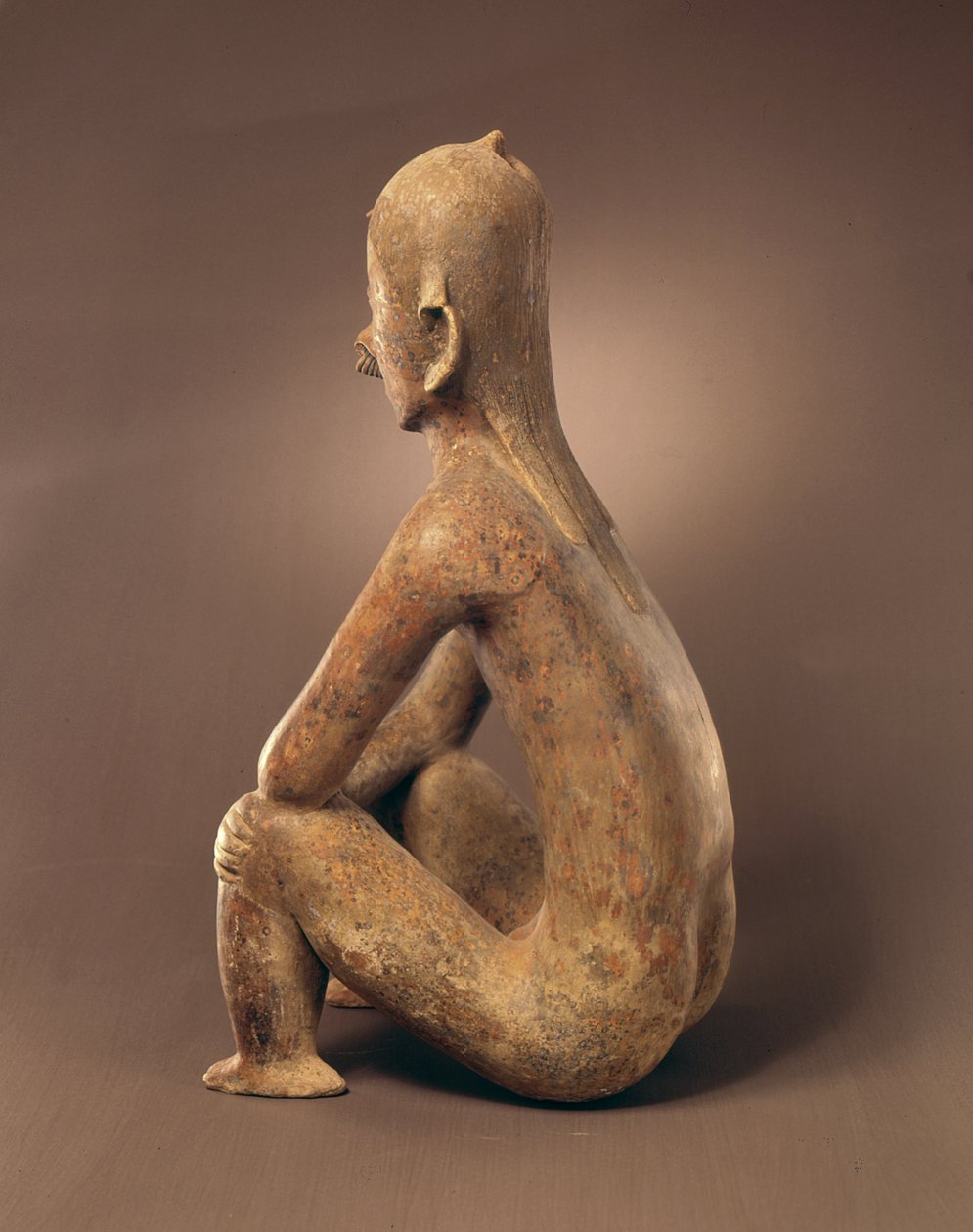 Ülő figura hátulsó képe, chinesco kultúra, (kerámia) alkotó: Pre Columbian Pre Columbian