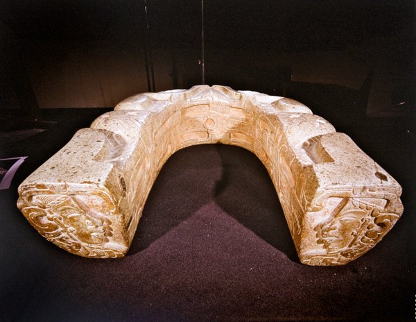 A labdajátékokban használt iga hátulnézete, Vera Cruz alkotó: Pre Columbian Pre Columbian