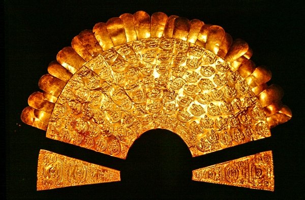 Madarakkal és hét sornyi emberfigurával díszített mellvért, Chimu stílusú (arany) alkotó: Pre Columbian Pre Columbian