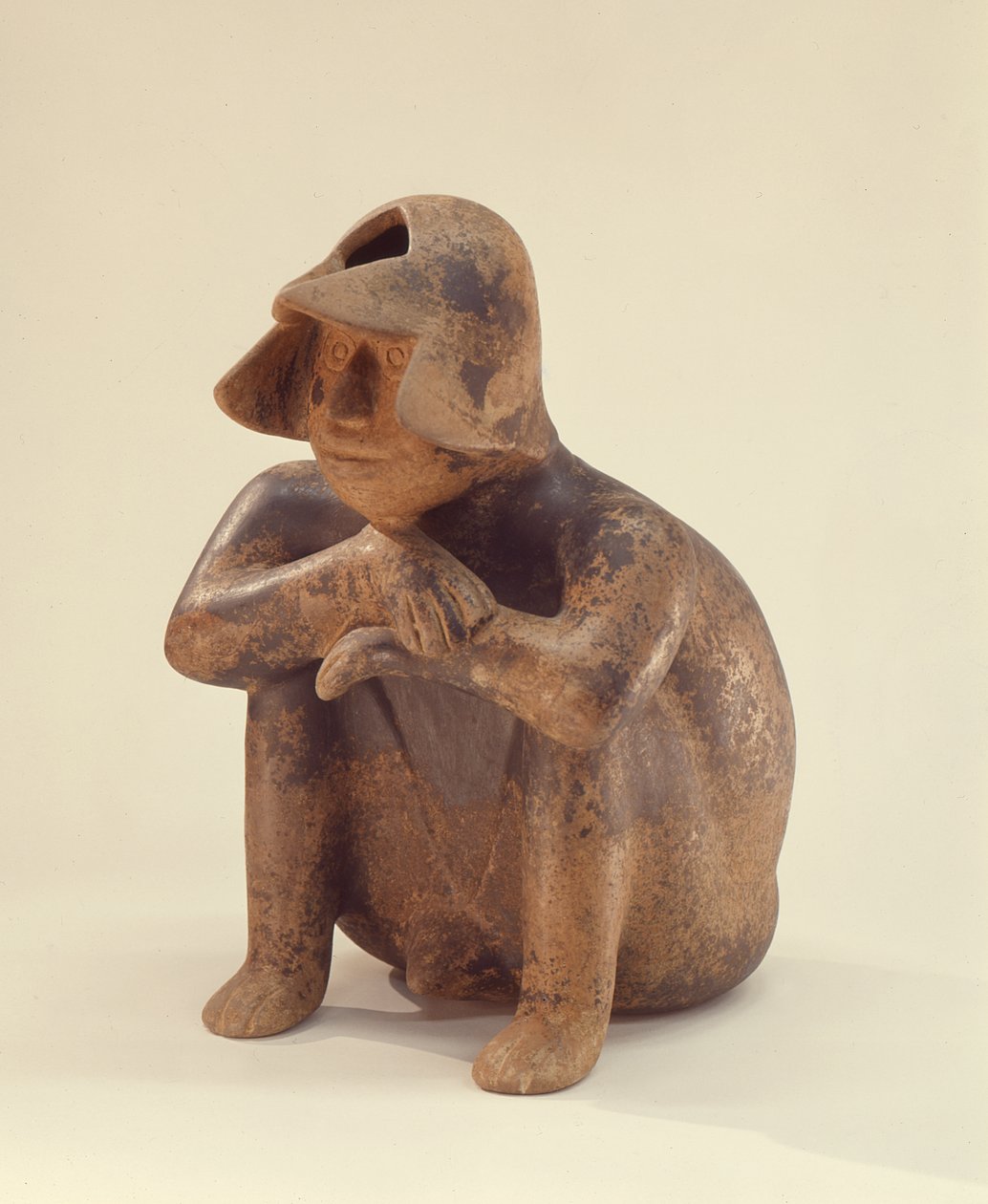 Ülő férfi, Colima kultúra (kerámia) alkotó: Pre Columbian Pre Columbian