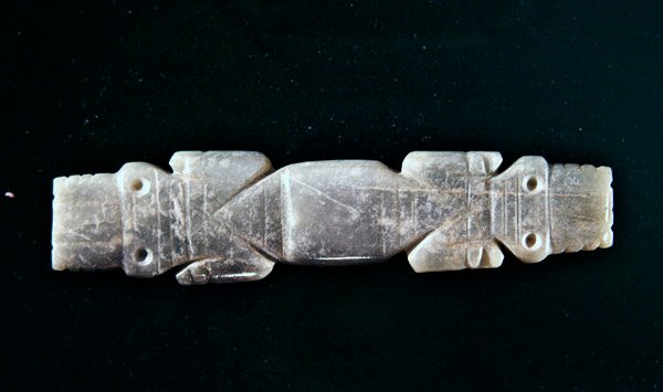 Kétfejű krokodil rúd medál, Guacimo, Linea Vieja körzetből (áttetsző kék-zöld jade) alkotó: Pre Columbian Pre Columbian