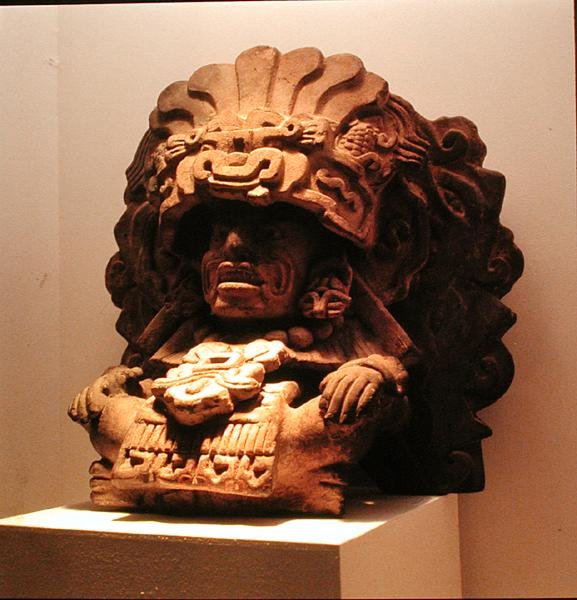 Pitao Cozobi, a bőséges táplálék istene alakú urna a zapotec kultúrából, 100-600 alkotó: Pre Columbian Pre Columbian