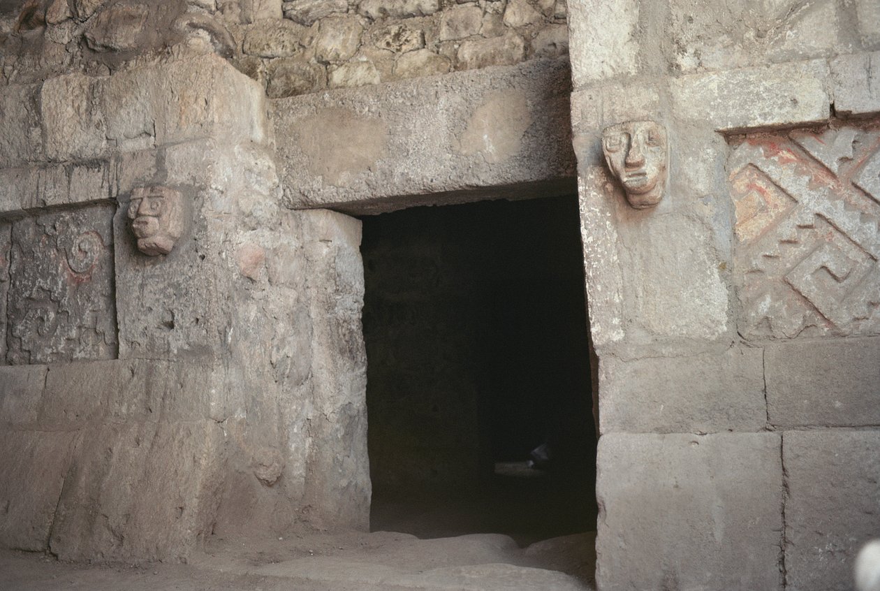 Faragott fejű ajtónyílás, késői posztklasszikus időszak alkotó: Pre Columbian