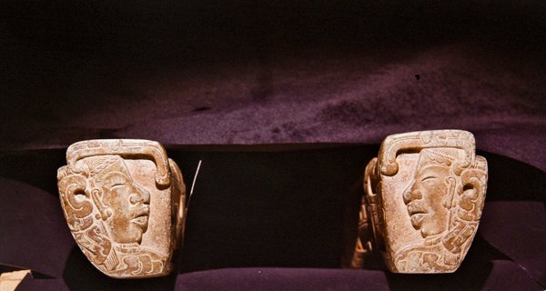 Részlet a ceremoniális labdajátékokban használt igaról, Vera Cruz (kő) alkotó: Pre Columbian Pre Columbian