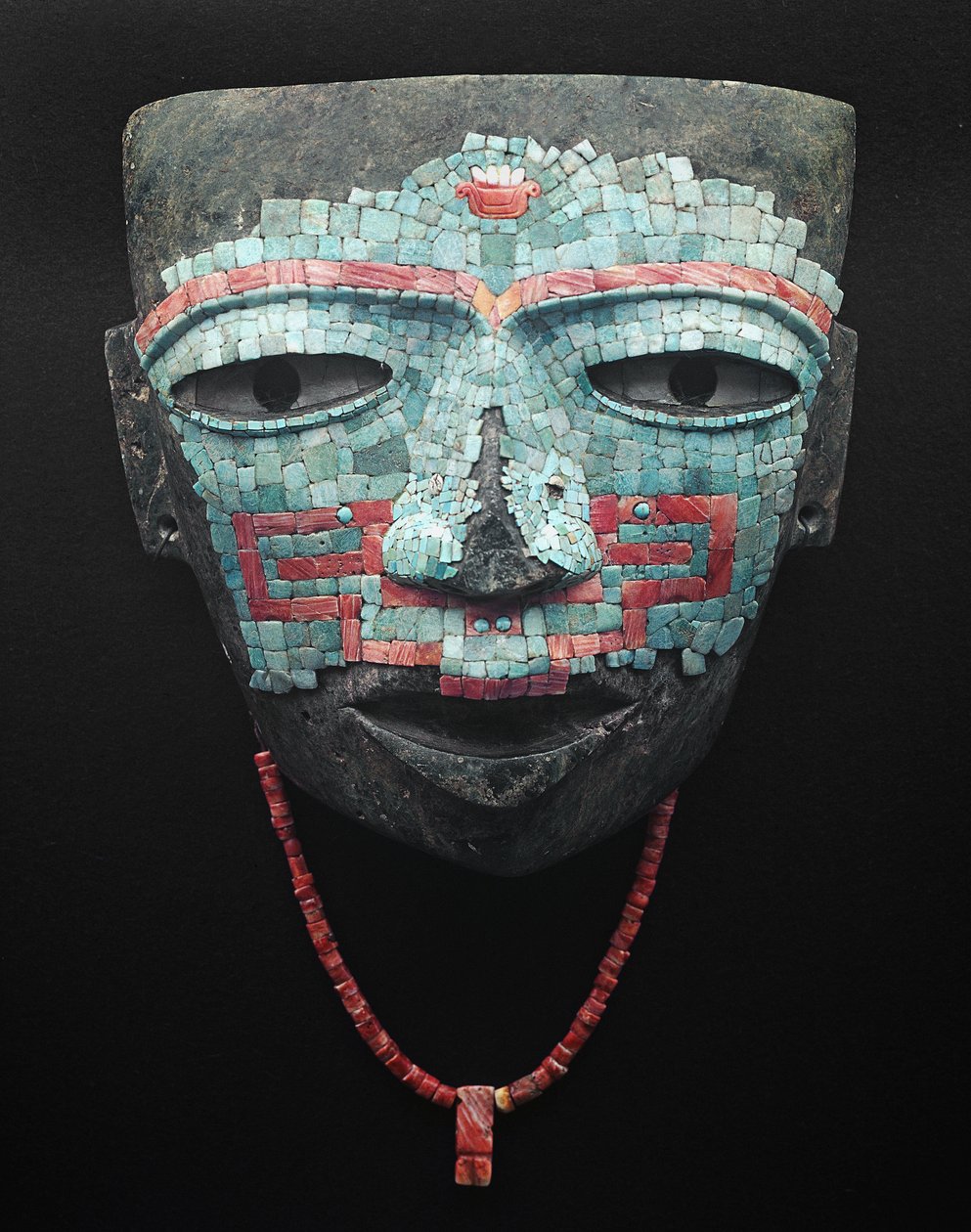 Temetési maszk türkiz és vörös kagylómozaik borításával. Műtárgy Teotihuacanból, Mexikóvárosból. Teotihuacan civilizáció – Prekolumbiai művészet: türkiz és rózsaszín kövekből készült temetési maszk a Teotihuacan III (i.sz. 300-650) Mexikó civilizációjából. alkotó: Pre Columbian Pre Columbian