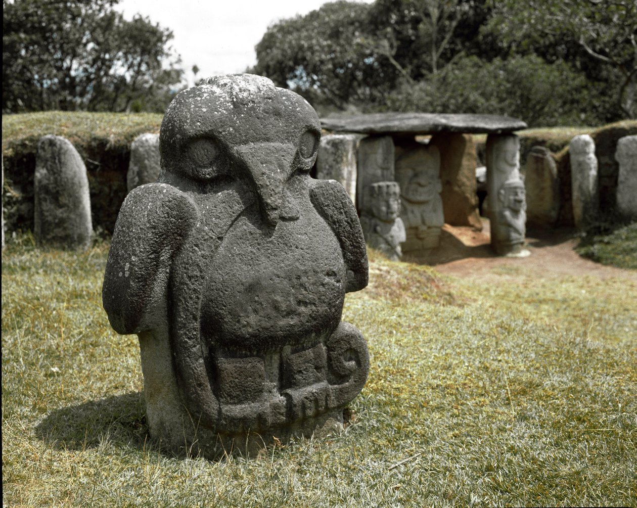 Megalitikus szobor egy kígyót tartó madárról alkotó: Pre Columbian Pre Columbian