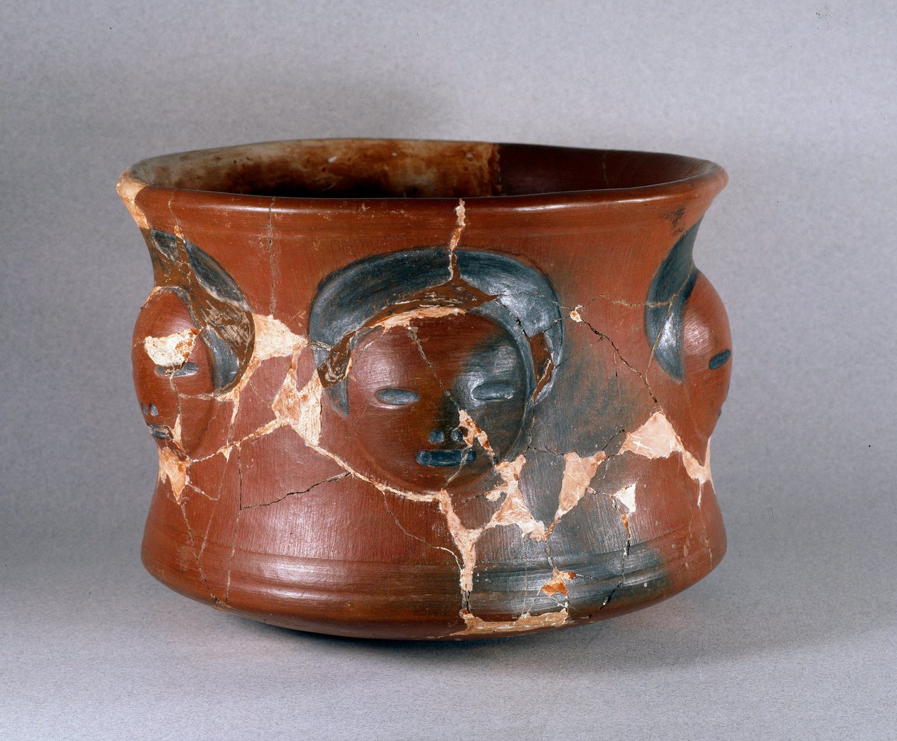 Kolumbiai előtti művészet, Kotosh kultúra: terrakotta címzett emberi arcokkal. Homályos. 16,2 cm Kr.e. 1000-800. Lima, Nemzeti Antropológiai és Régészeti Múzeum, Peru alkotó: Pre Columbian Pre Columbian