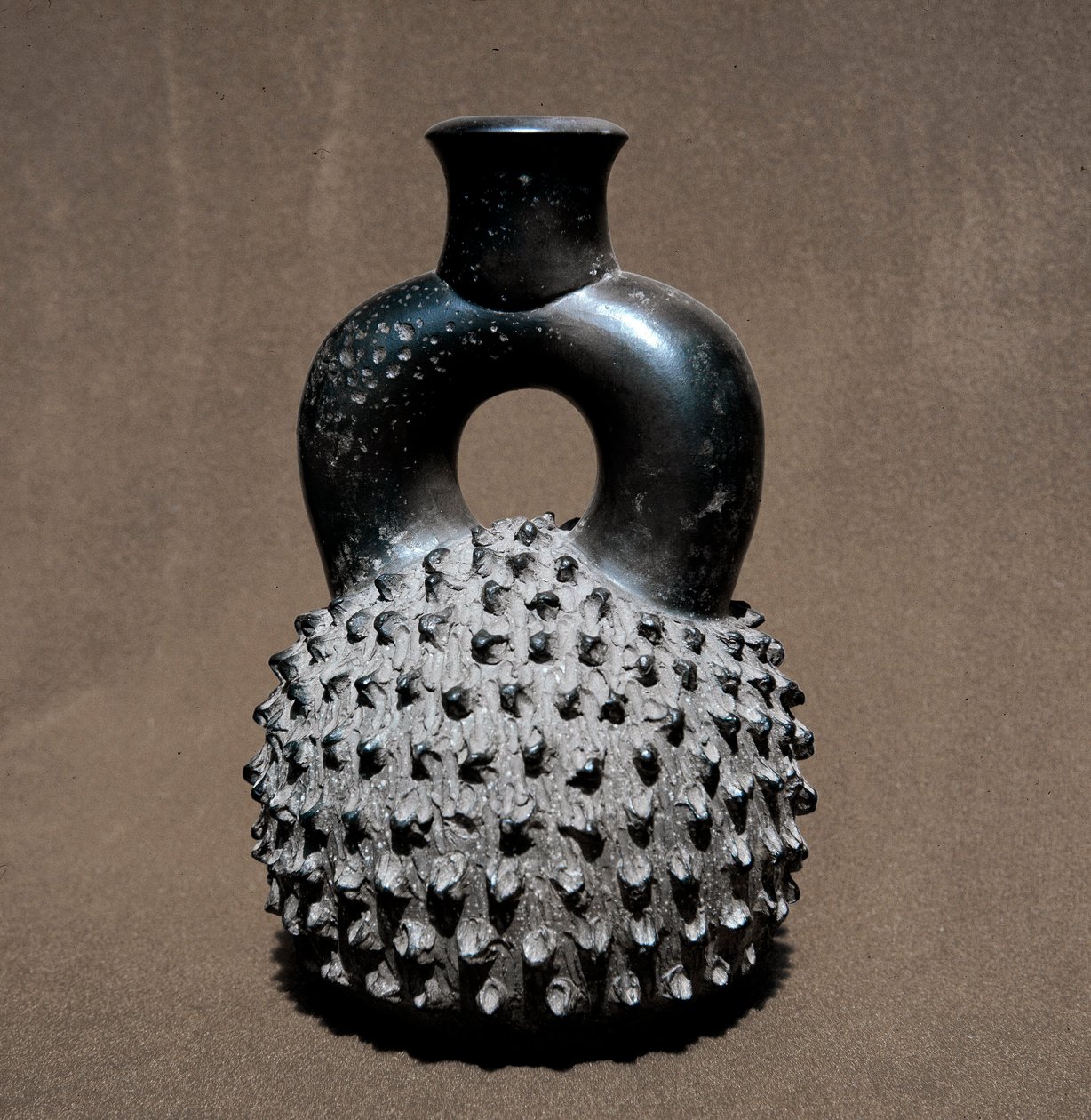Kolumbiai előtti művészet, cupisnique civilizáció: bogár és gránátalma alakú váza. Kr.e. 300-100. Lima, Nemzeti Antropológiai és Régészeti Múzeum, Peru alkotó: Pre Columbian Pre Columbian