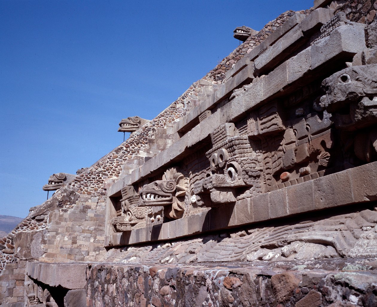 Kolumbiai előtti civilizáció: Teotihuacan (Kr. e. 300-600) helyének képe: Quetzalcoatl vagy a Tollas Kígyó temploma. Mexikó alkotó: Pre Columbian Pre Columbian