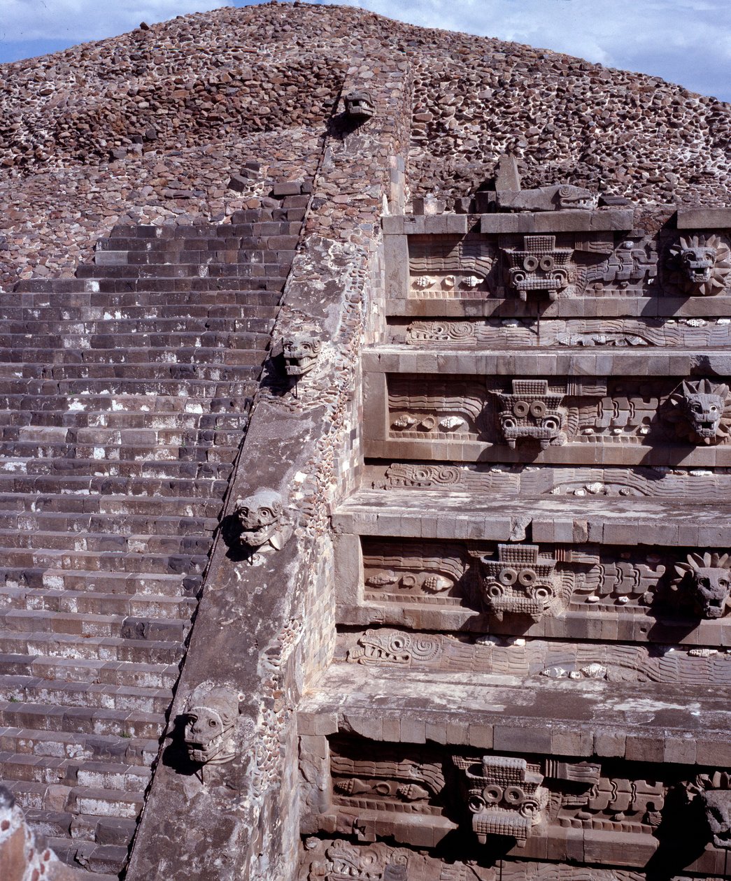 Kolumbiai előtti civilizáció: Teotihuacan (Kr. e. 300-600) helyének képe: Quetzalcoatl vagy a Tollas Kígyó temploma. Mexikó alkotó: Pre Columbian Pre Columbian