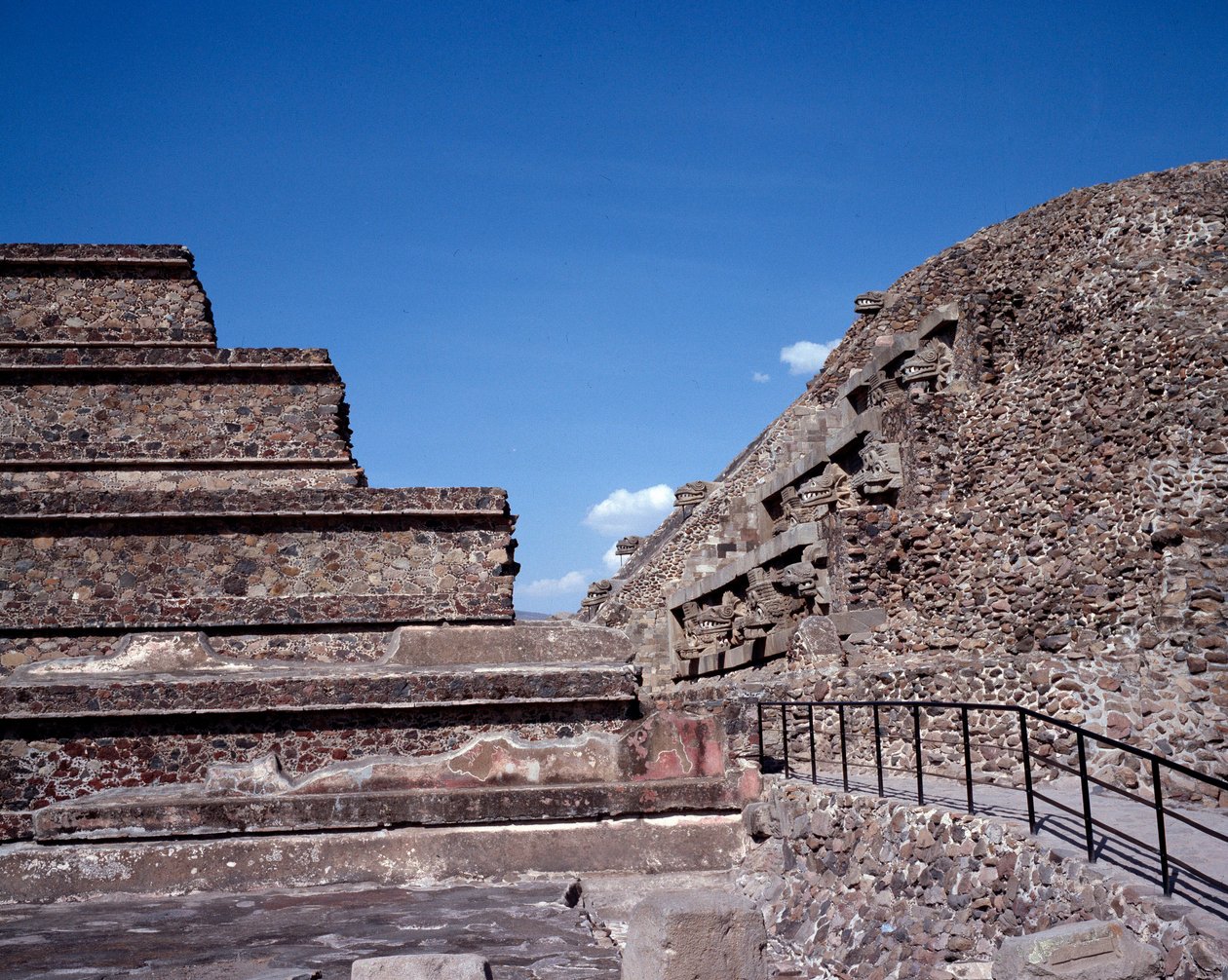 Kolumbiai előtti civilizáció: Teotihuacan (Kr. e. 300-600) helyének képe: Quetzalcoatl vagy a Tollas Kígyó temploma. Mexikó alkotó: Pre Columbian Pre Columbian