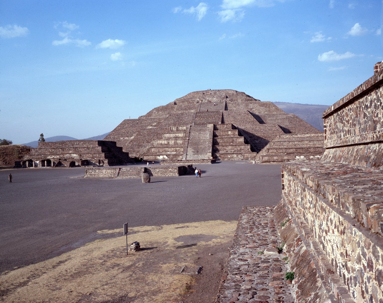 Kolumbiai előtti civilizáció: Teotihuacan (Kr. e. 300-600) helyének képe: a Hold temploma (vagy piramisa). Mexikó alkotó: Pre Columbian Pre Columbian
