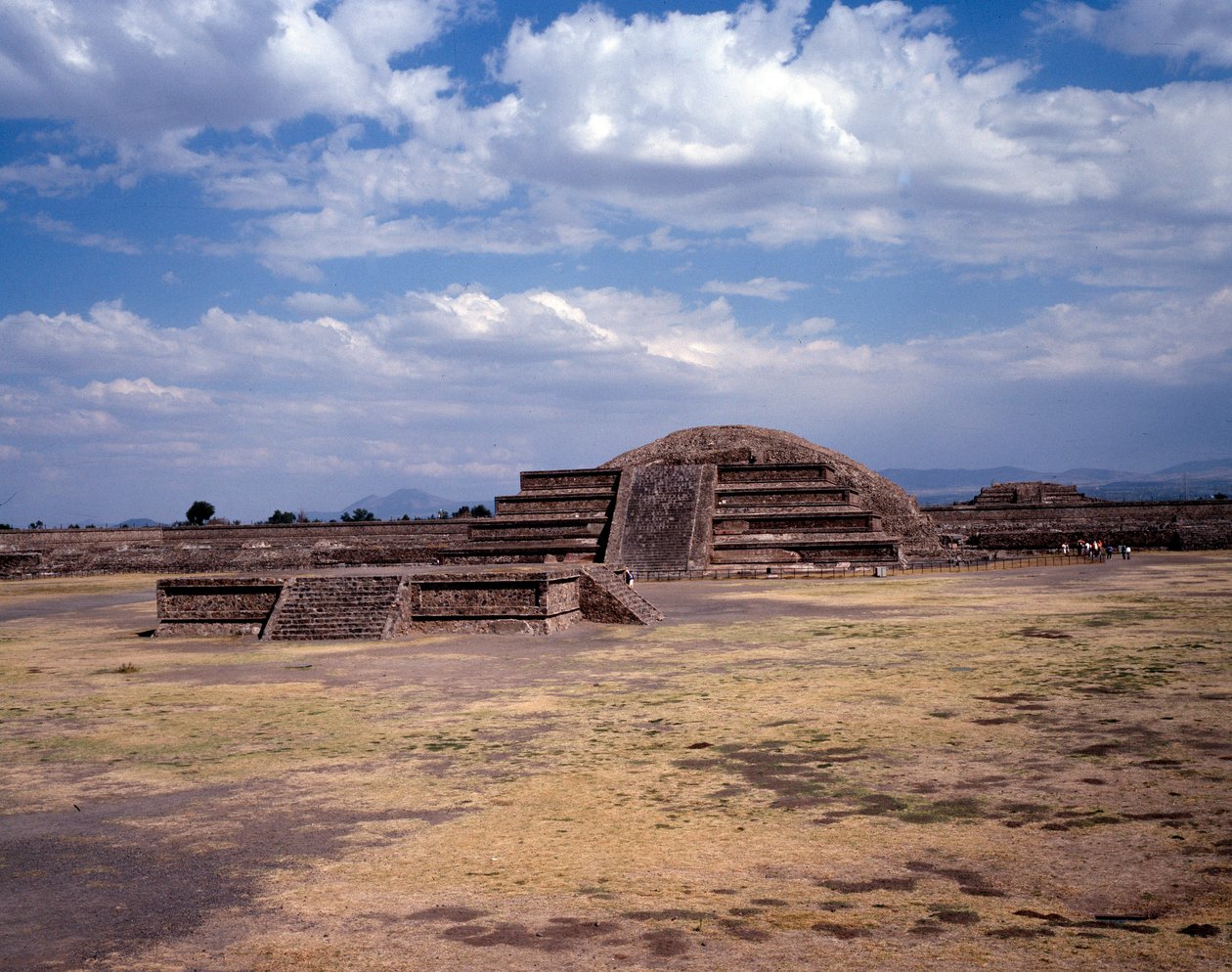 Kolumbiai előtti civilizáció: Teotihuacan (Kr. e. 300-600) helyének képe: a Nap temploma (vagy piramisa). Mexikó alkotó: Pre Columbian Pre Columbian
