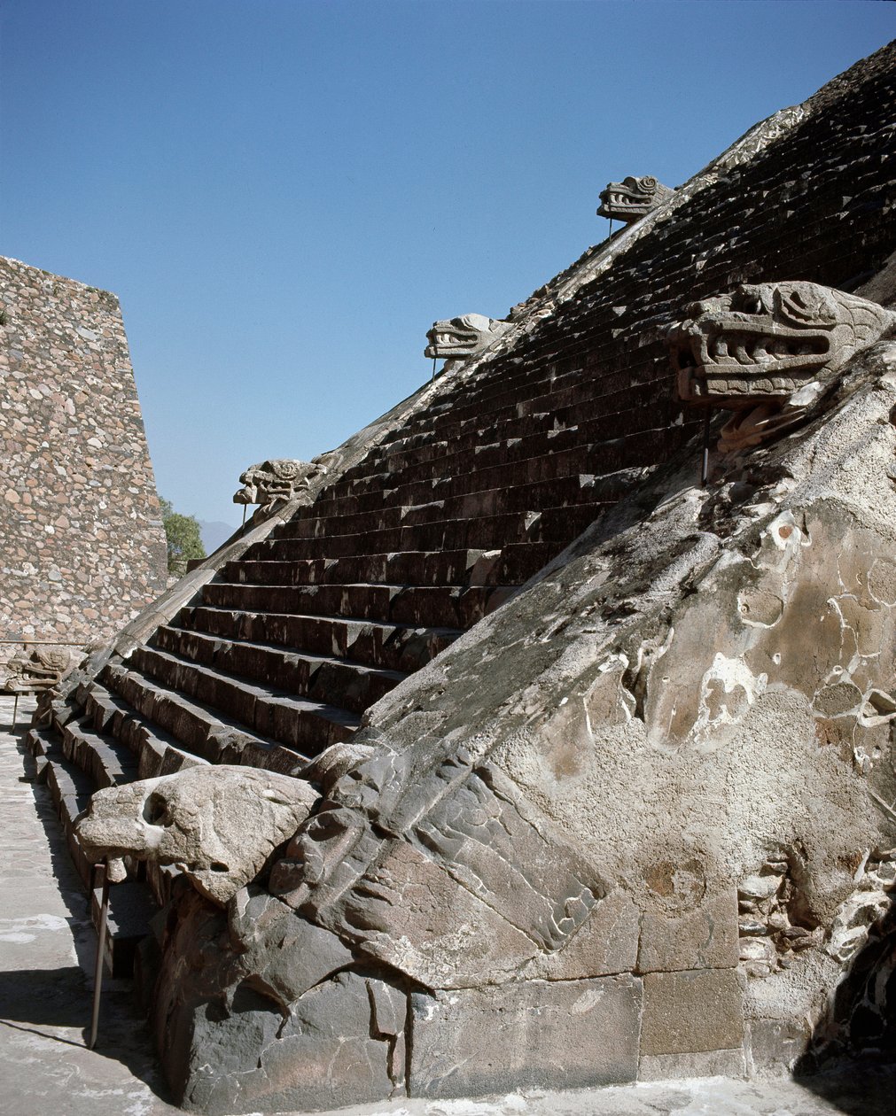A tollas kígyó templomának lépcsője alkotó: Pre Columbian Pre Columbian