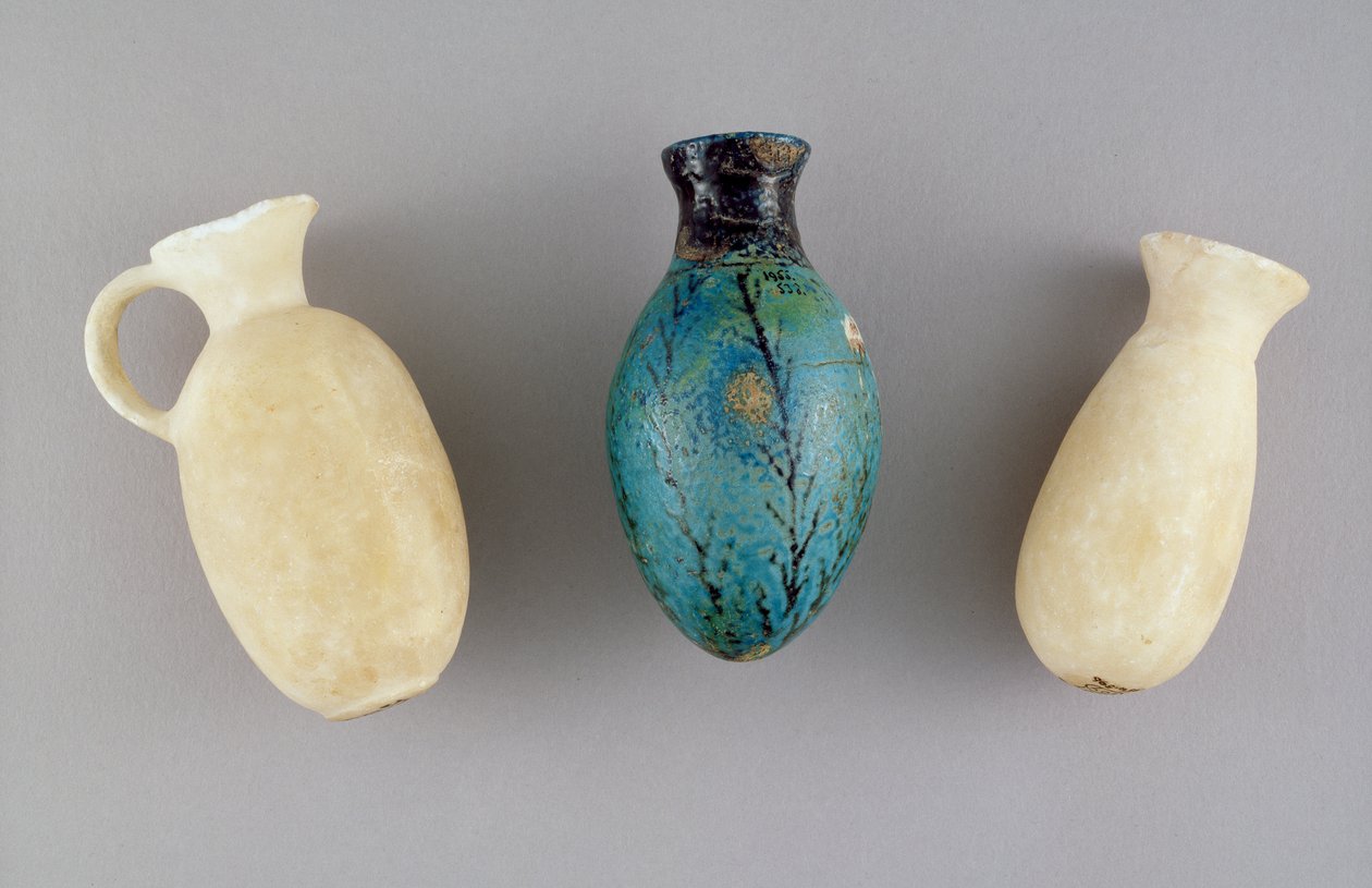 Három kozmetikai edény a G.37 sírból, Jerikó, Kr.e. 1800-1700 körül (gipsz és fajansz) alkotó: Prehistoric