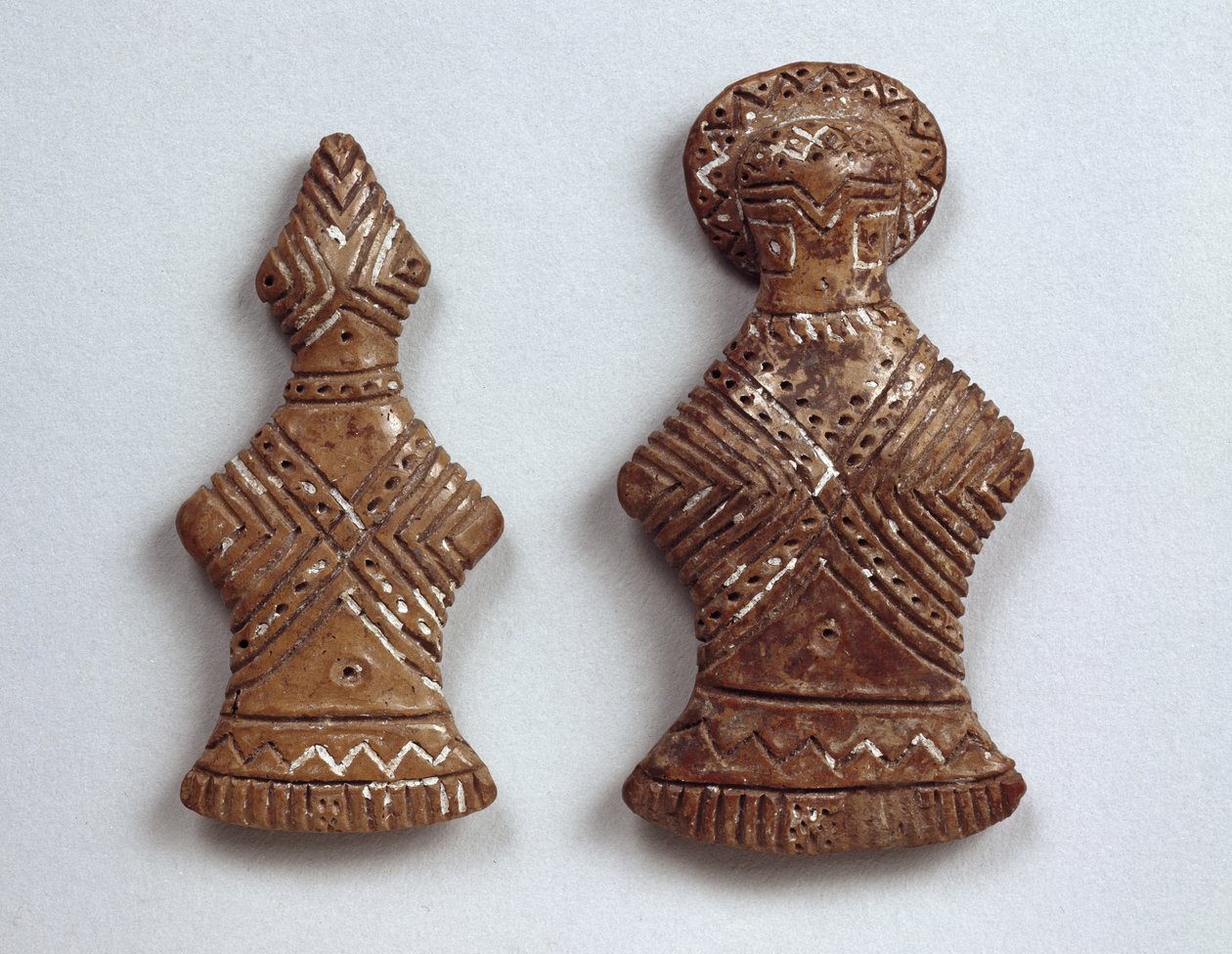 Két díszített figura Csaj-Kenatból, Törökországból, Kr.e. 3. évezredből (kerámia) alkotó: Prehistoric