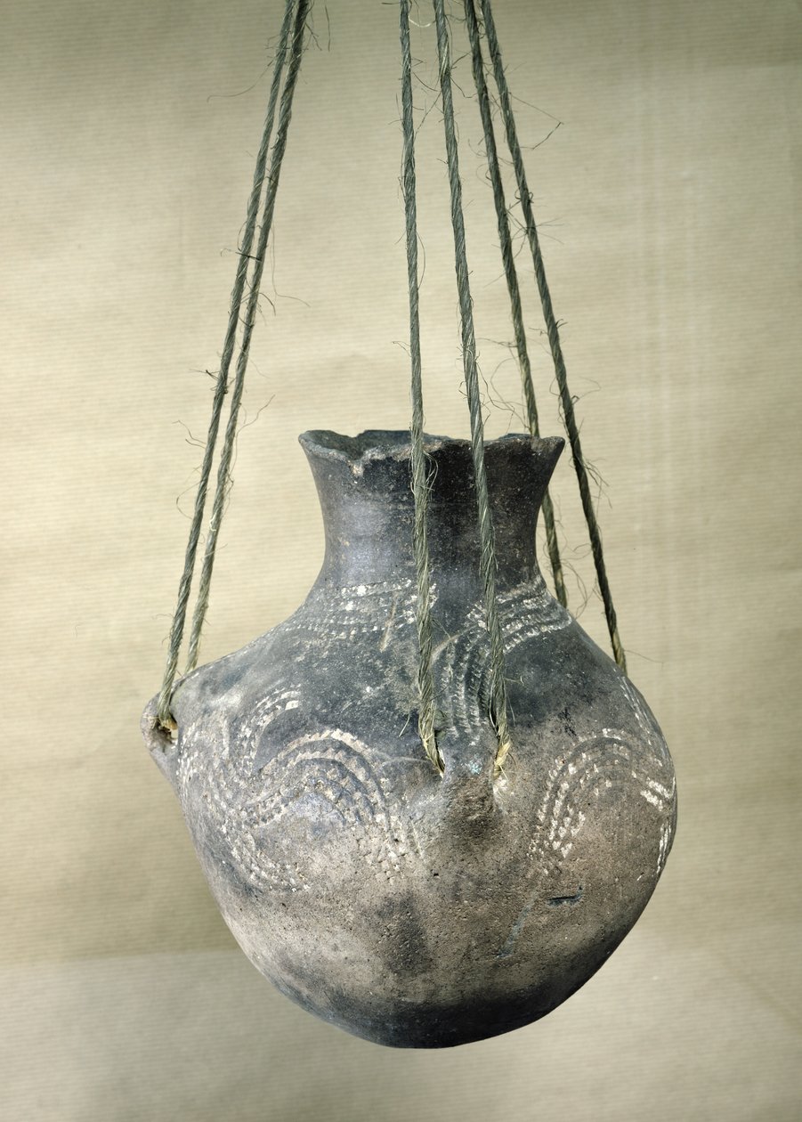 Edény szalagos díszítéssel, Belloye-sur-Somme-ból, a dunai neolitikumból, Kr.e. 3500 körül (terrakotta) alkotó: Prehistoric