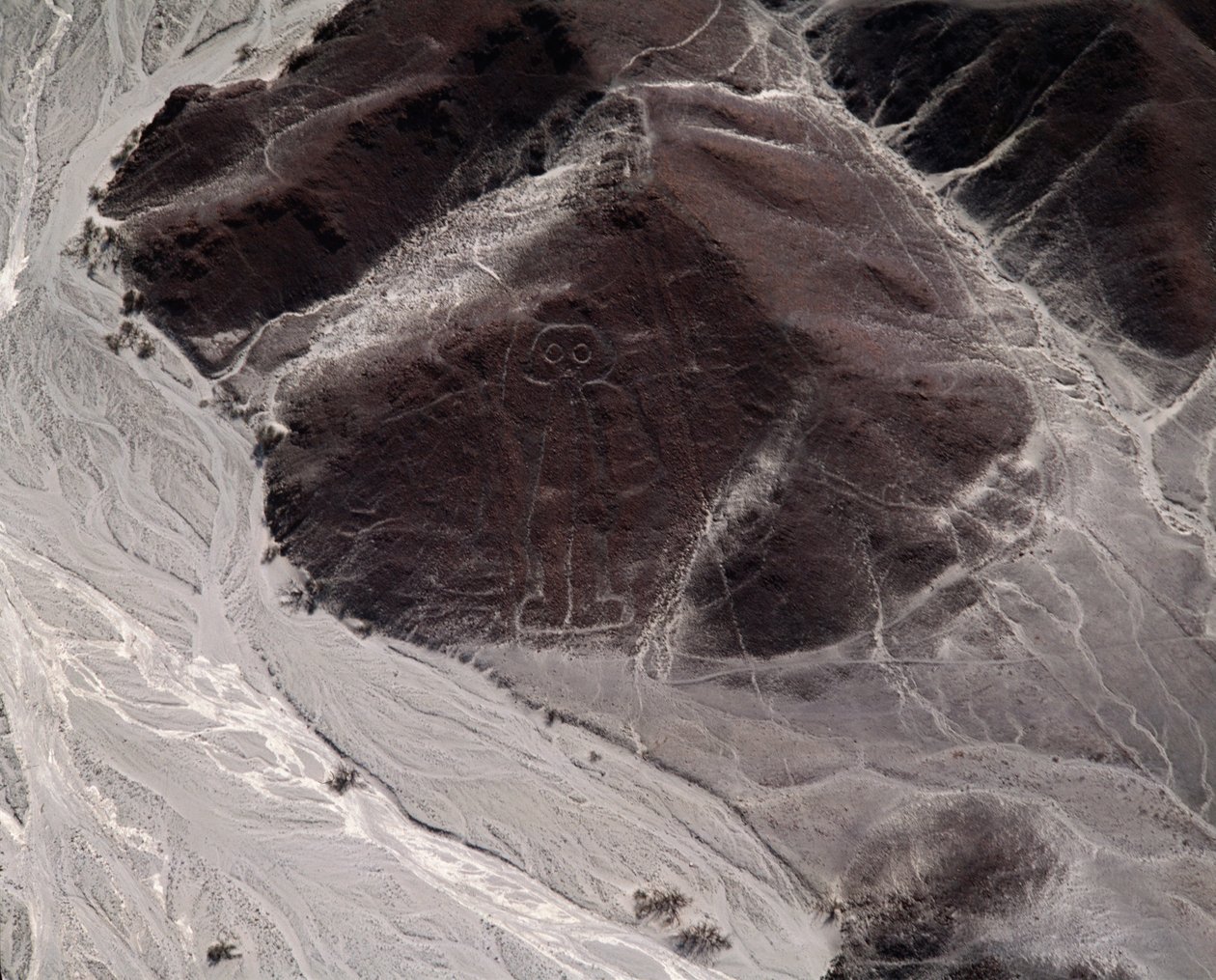 Egy emberi alakot ábrázoló Nazca-vonalak légifelvétele (fényképezés alkotó: Prehistoric Prehistoric