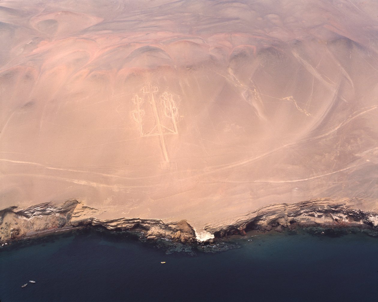 A Paracas vagy az Andok kandelábereinek légi felvétele a Pisco-öbölben (1983 – Fényképészet) alkotó: Prehistoric Prehistoric