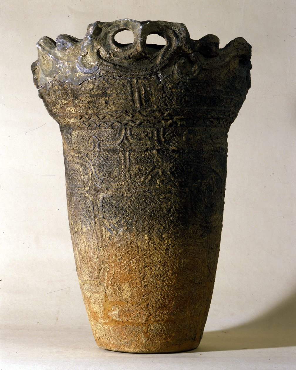Nagy terrakotta váza a Jomon-korszakból (Japánban a történelem előtti időszak). Róma, Keleti Művészeti Nemzeti Múzeum. alkotó: Prehistoric Prehistoric