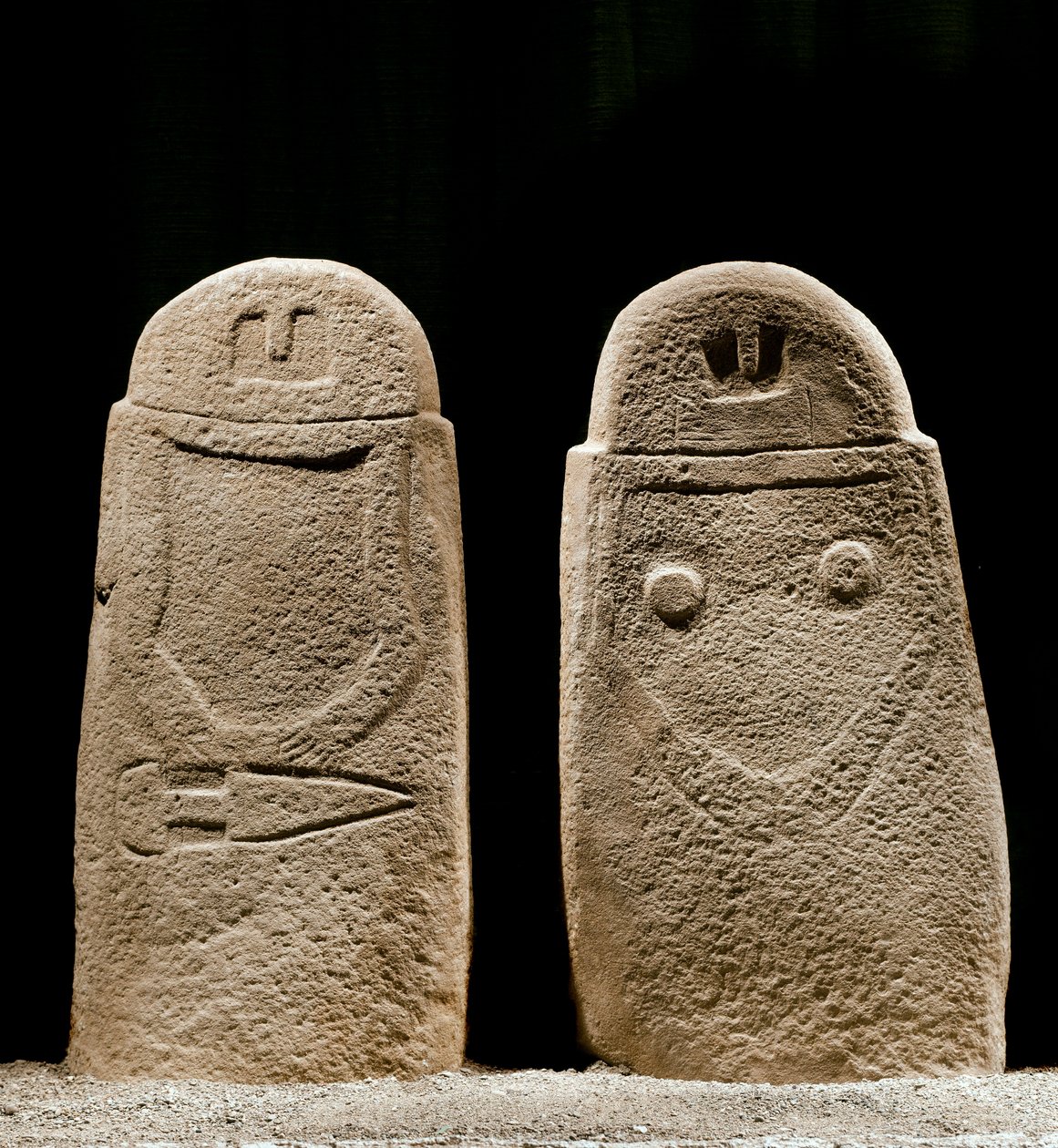 Őskori művészet: két vaskorbeli férfi és nő menhirje az olaszországi La Spezia melletti Lunigiana helyről. Kr.e. 1100-800. La Spezia, Lunigiana Civilizációjának Kommunális Múzeuma alkotó: Prehistoric Prehistoric