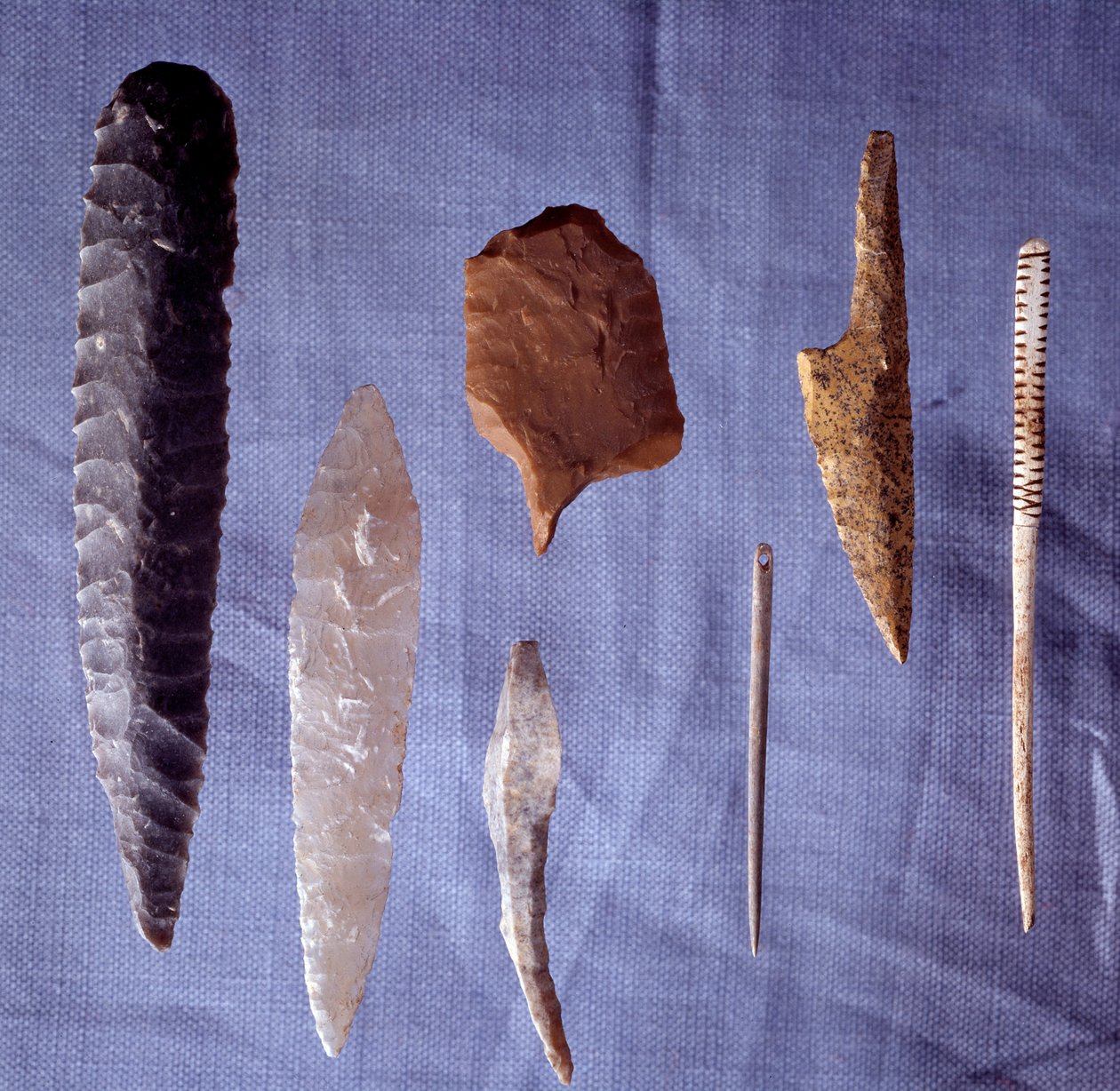 Őskori eszközök: kovakő, kés, nyílhegy és tű. Saint Germain En Laye. Régiségek Múzeuma alkotó: Prehistoric Prehistoric