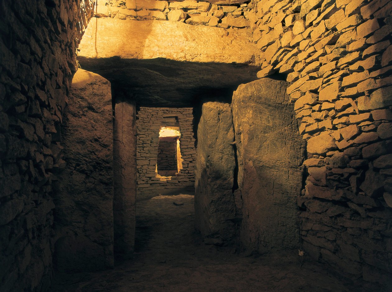 Őstörténet: római dolmen, neolitikus temetkezés (Kr. e. 3000). Spanyolország, Andalúzia, Antequera. alkotó: Prehistoric Prehistoric