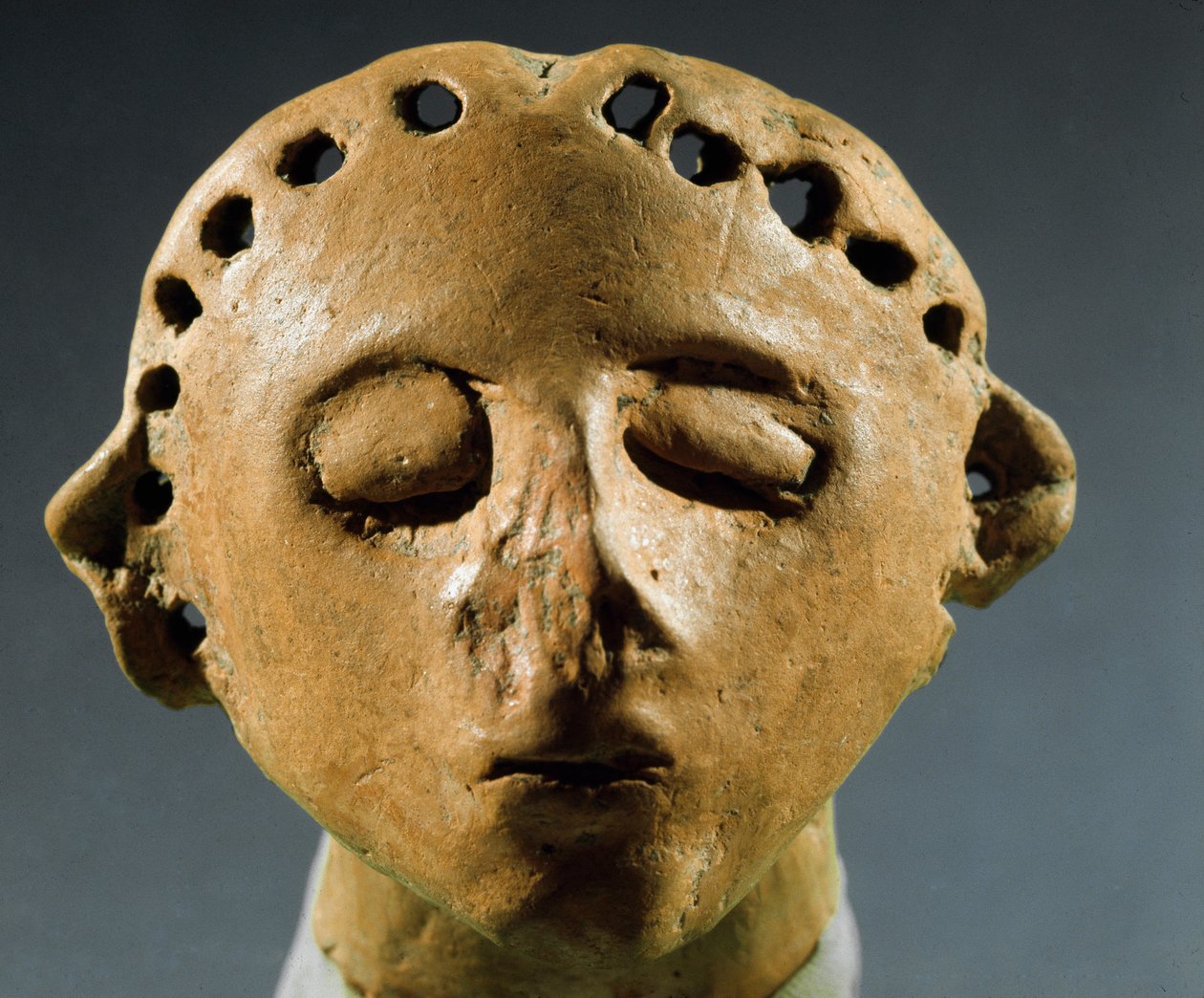 A Cucuteni-Trypillia (Cucuteni Trypillia vagy Tripolya) őstörténete, kultúrája: agyagszobor feje. ie 3000 neolitikum, kőkorszak. Kishinev (Chisinau), a Moldovai Köztársaság Tudománytörténeti Intézete alkotó: Prehistoric Prehistoric