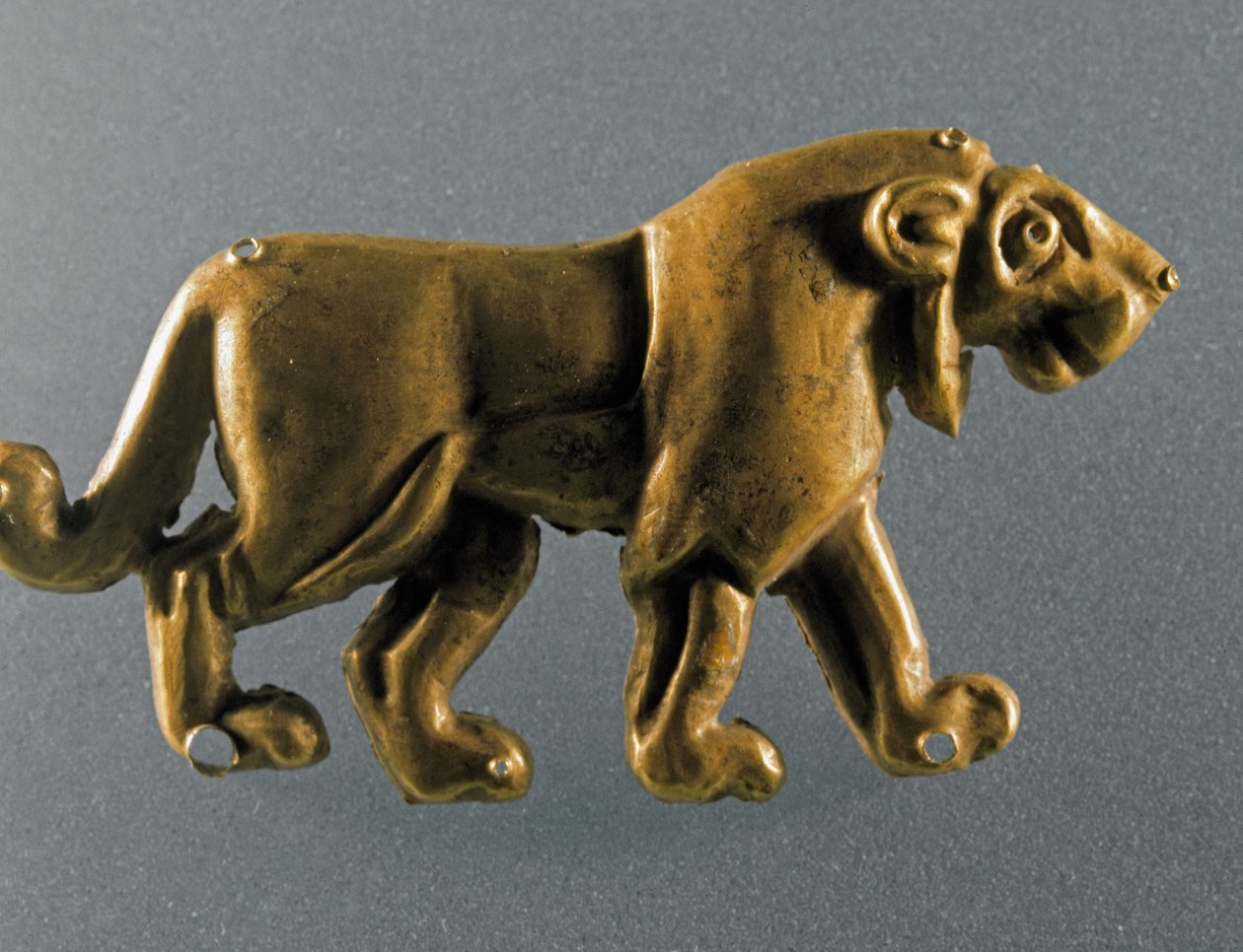 Őstörténet: aranylevelű oroszlánszobrocska Maikop (Kaukázus) tumulus (kurgan) sírjából. Kr.e. 3000-2500 Eneolitikum, rézkor. Szentpétervár, Ermitázs Múzeum, Oroszország alkotó: Prehistoric Prehistoric