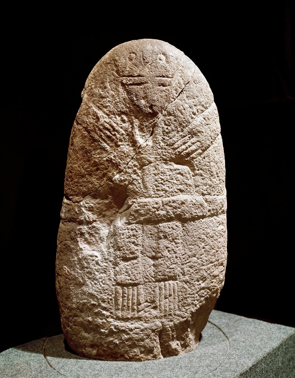 Őstörténet: szobrocska menhir. Kőkorszak, neolitikum. Saint Germain en Laye, Nemzeti Régiségek Múzeuma alkotó: Prehistoric Prehistoric