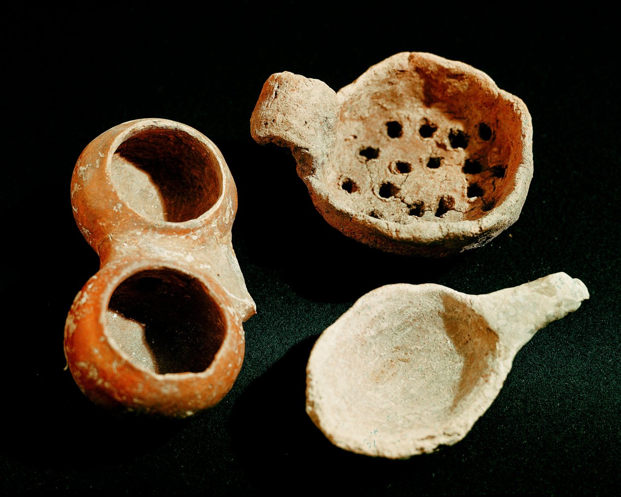 Őstörténet: különféle étkészlet-tartozékok (szűrő, fazék). Az Appenninek civilizációja (vagy olasz bronzkor). Kr.e. 1400-1300. Perugia, Museo Archeologico Nazionale dell