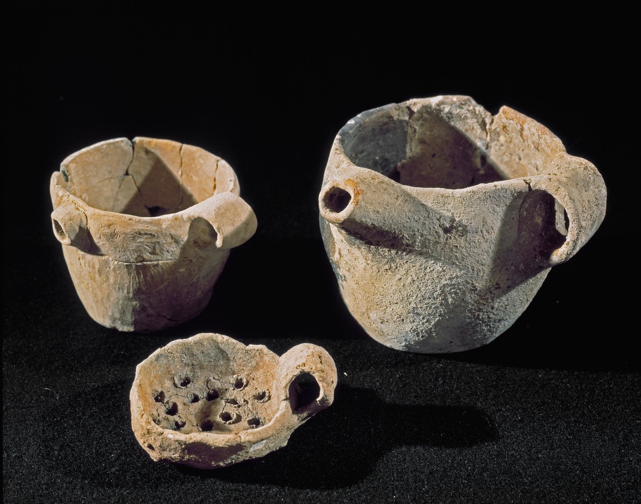 Őstörténet: különféle étkészlet-kiegészítők. Vaskor. Umbriából. Perugia, Umbriai Nemzeti Régészeti Múzeum alkotó: Prehistoric Prehistoric