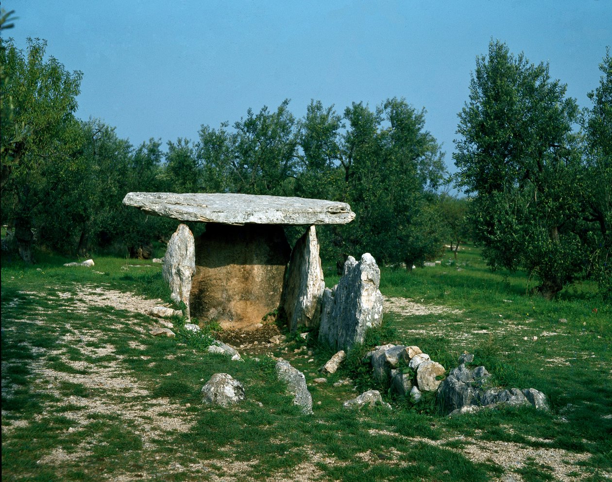 Őstörténet: kilátás a Chiancai dolmenre a bejárati folyosóval. Kőkorszak, neolitikum. Kr.e. 6-3. Bisceglie, Puglia, Olaszország alkotó: Prehistoric Prehistoric