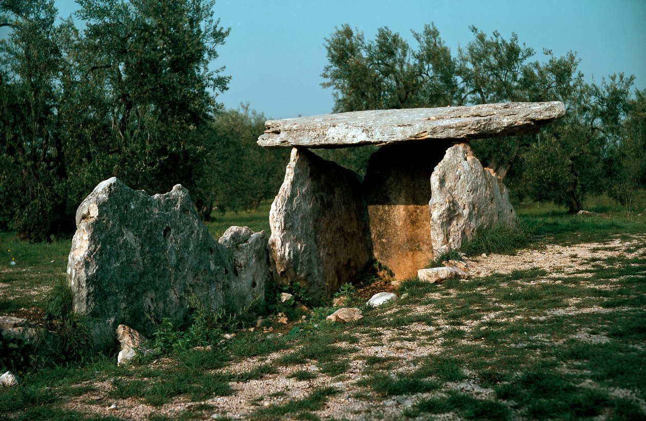 Őstörténet: kilátás a Chiancai dolmenre a bejárati folyosóval. Kőkorszak, neolitikum. Kr.e. 6-3. Bisceglie, Puglia, Olaszország alkotó: Prehistoric Prehistoric