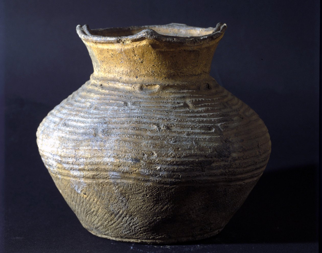Terrakotta tégely a Jomon-korszakból (Japán őstörténeti időszaka). Róma, Keleti Művészeti Nemzeti Múzeum. alkotó: Prehistoric Prehistoric