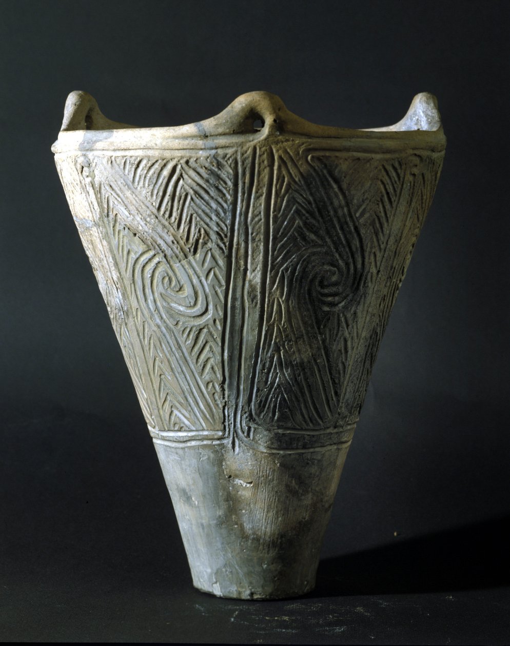 Terrakotta váza a Jomon-korszakból (Japán őstörténeti időszaka). Róma, Keleti Művészeti Nemzeti Múzeum. alkotó: Prehistoric Prehistoric