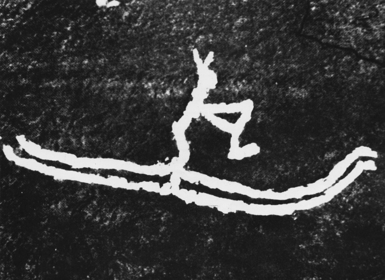A síelés legrégebbi plasztikus ábrázolása: az észak-norvégiai Rodeo Joettában található sziklametszet, amelyet Gostrom Cjessing fedezett fel 1933-ban, és körülbelül ie 4000-ből származik. alkotó: Prehistoric Prehistoric