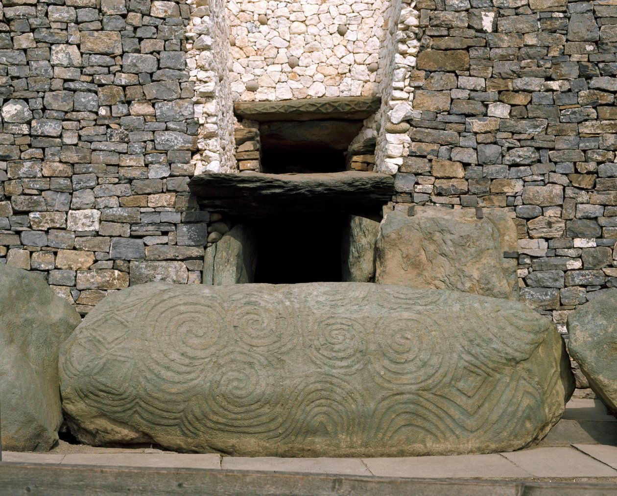 Kilátás az őskori emlékmű bejáratára Newgrange-ben, ie 3200 alkotó: Prehistoric Prehistoric