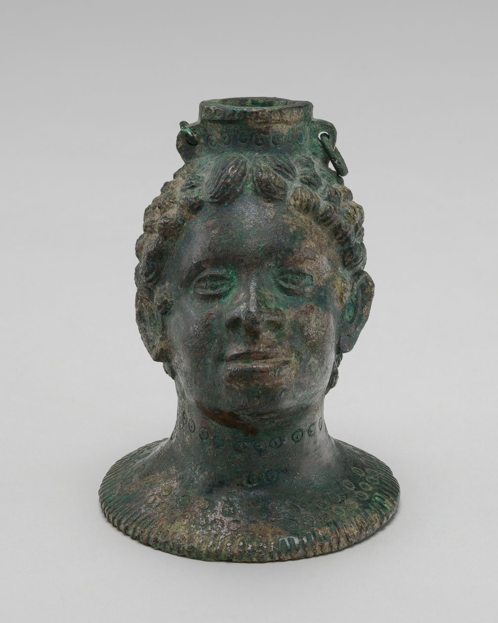 Konténer egy afrikai fej formájában alkotó: Probably Etruscan