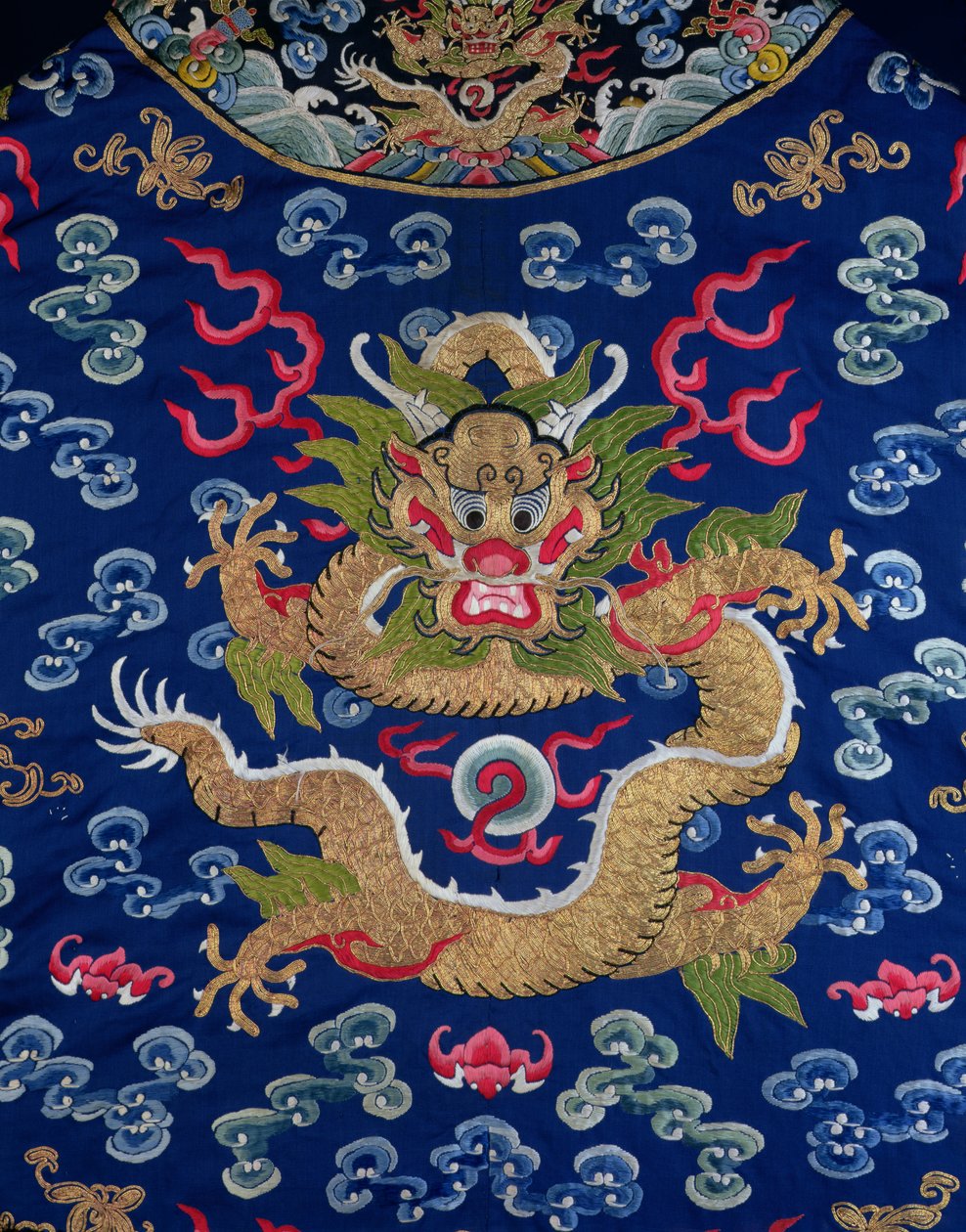 Kék földre hímzett Kesi sárkányköntös, sárkány részlet alkotó: Qing Dynasty Chinese School