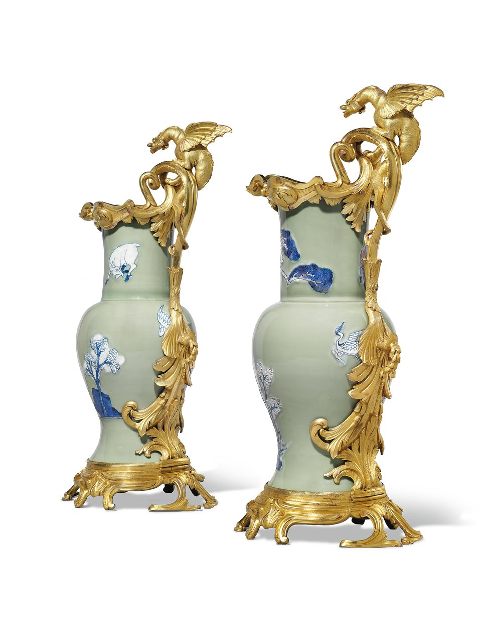 Egy pár XV. Lajos korabeli kancsó, porcelán 1662-1722, tartók 1745-49 körül (ormolura szerelt porcelán) alkotó: Qing Dynasty   Kangxi Period Chinese School
